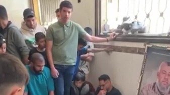 哈马斯军事领导人哈达德身亡 加沙民众举行悼念仪式_fororder_59abf7c5-3c91-46a5-b935-409a6ee11339