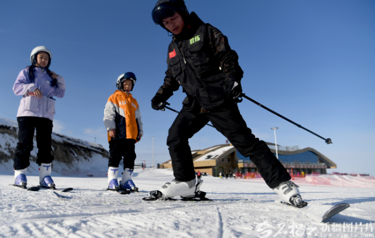 新春走基层丨额敏县牧民兄弟俩跨界“追雪” 变身滑雪教练