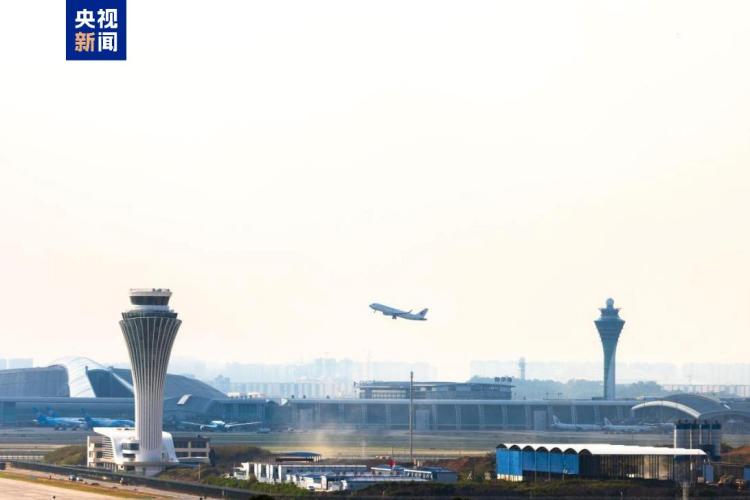 白云机场成国内首个五条商用跑道运行机场 大湾区世界级机场群加快建设