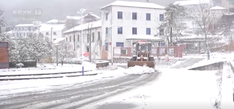 多地新年迎降雪 各部门协同除冰铲雪保畅通护航百姓游玩安全