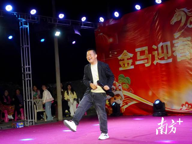 时代的年味|“00后”大学生回乡接棒办“村晚”