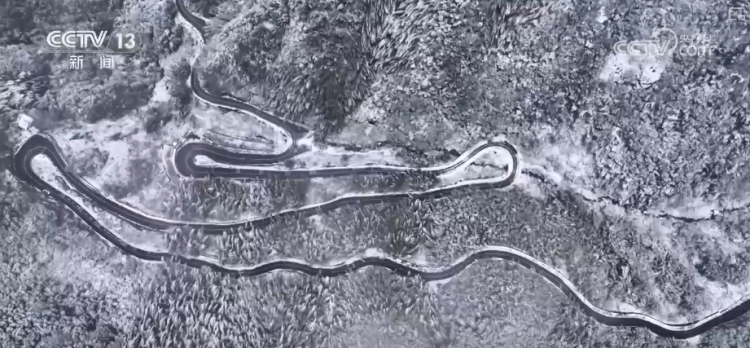 多地新年迎降雪 各部门协同除冰铲雪保畅通护航百姓游玩安全