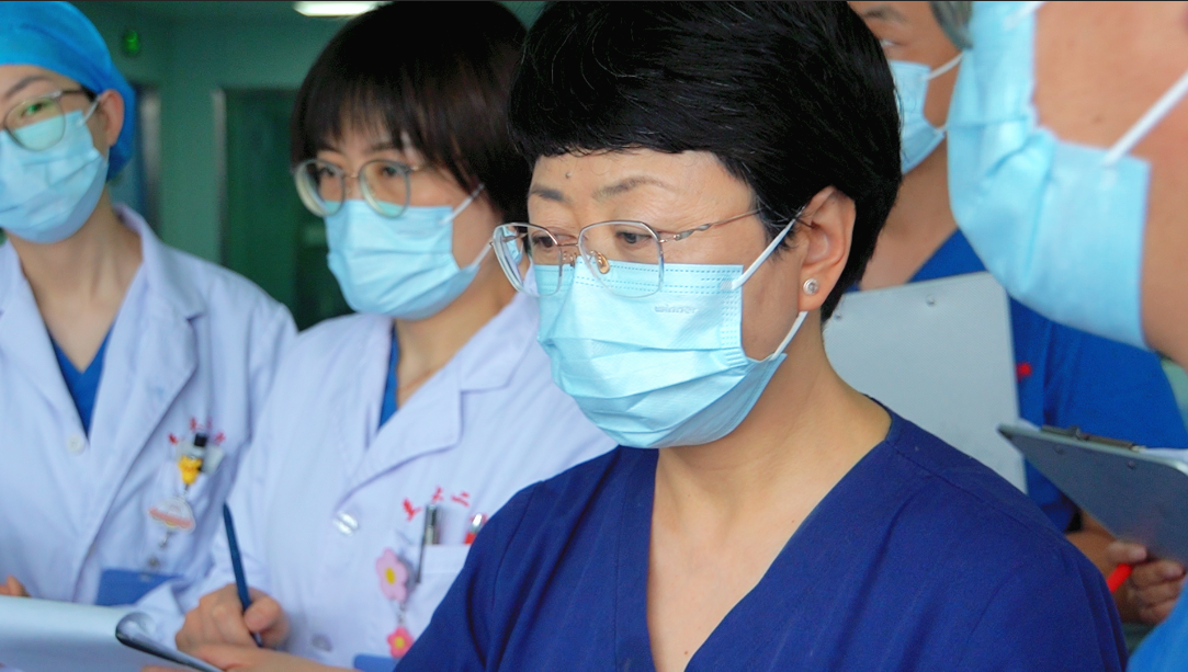 【向最美劳动者致敬】于生死间逆行 展医者担当 ——记兰州大学第二医神经外科ICU主任张立平的坚守_fororder_微信图片_20250430144644
