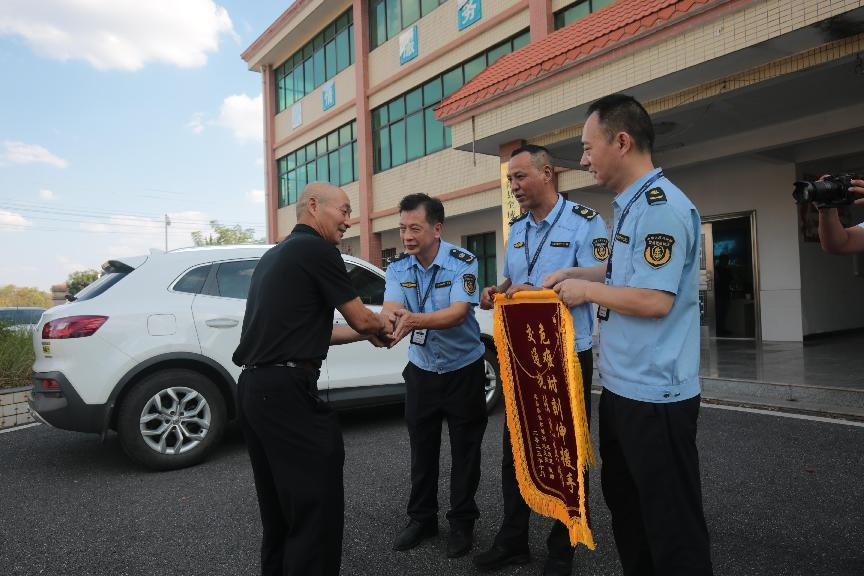 巡查途中发现车祸 湖南衡阳县执法人员热心救助_fororder_1