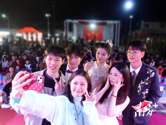 时代的年味|“00后”大学生回乡接棒办“村晚”