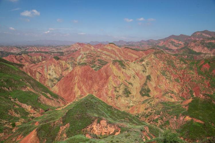 中国经济样本观察·“镇”了不起丨种粮不灵、“种草”很行!这个小镇“水墨丹霞”出圈了