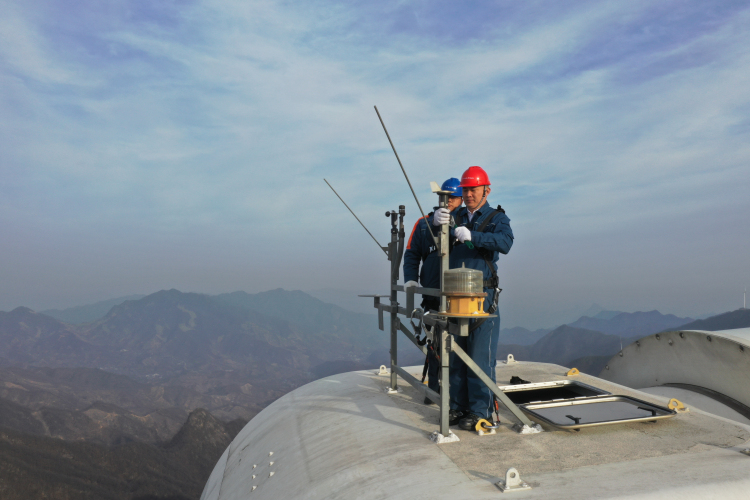 百米高空的守岁人丨新春走基层