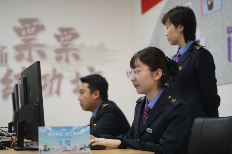 报效祖国 建功西部︱售票窗口“指尖舞者”如何用高超技能服务中外旅客?