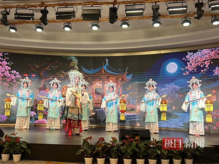 光影绘长江,知音话未来,嘉宾打卡“古琴号”沉浸式感受武汉之夜