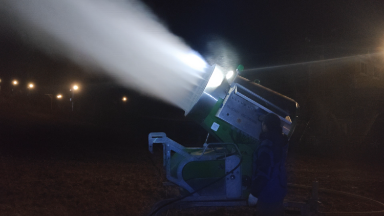 迎接新雪季 呼伦贝尔“冰雪+”蓄势待发_fororder_10月末,内蒙古呼伦贝尔扎兰屯金龙山滑雪场在夜间进行造雪