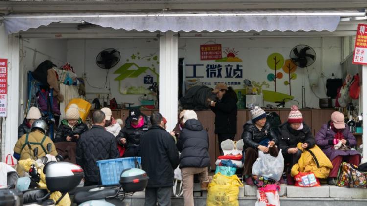 新春走基层|武汉“零工微站”:缝补时光,织就温暖