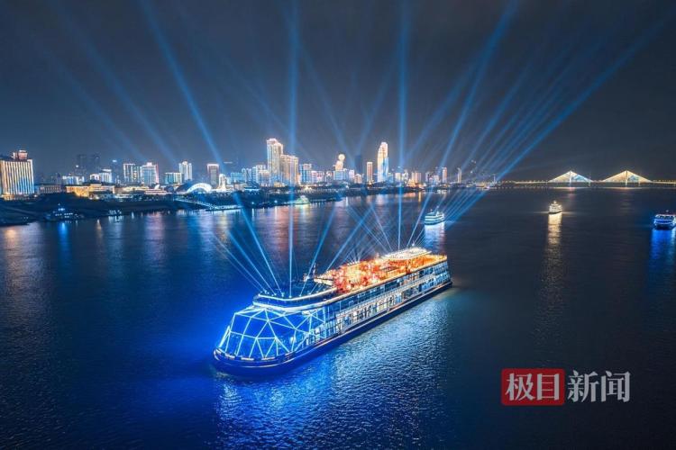 光影绘长江,知音话未来,嘉宾打卡“古琴号”沉浸式感受武汉之夜