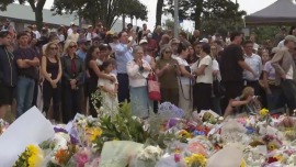 总台现场直击丨澳大利亚民众悼念邦迪滩枪击事件遇难者