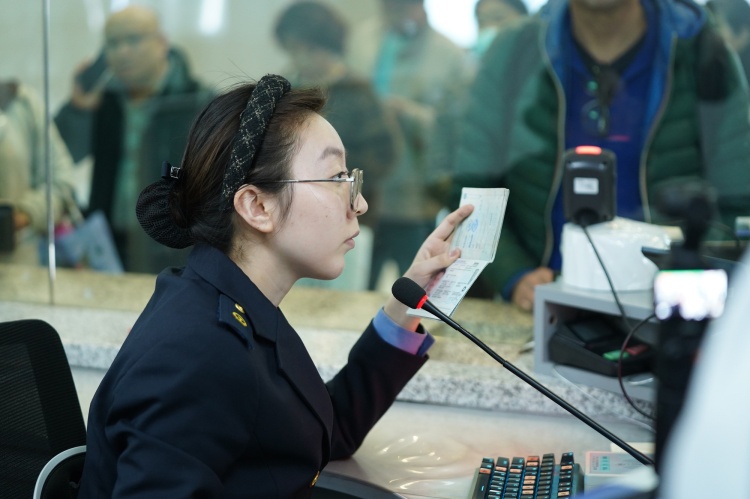 报效祖国 建功西部︱售票窗口“指尖舞者”如何用高超技能服务中外旅客?