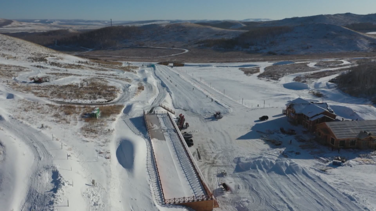 迎接新雪季 呼伦贝尔“冰雪+”蓄势待发_fororder_内蒙古呼伦贝尔牙克石凤凰山滑雪场航拍