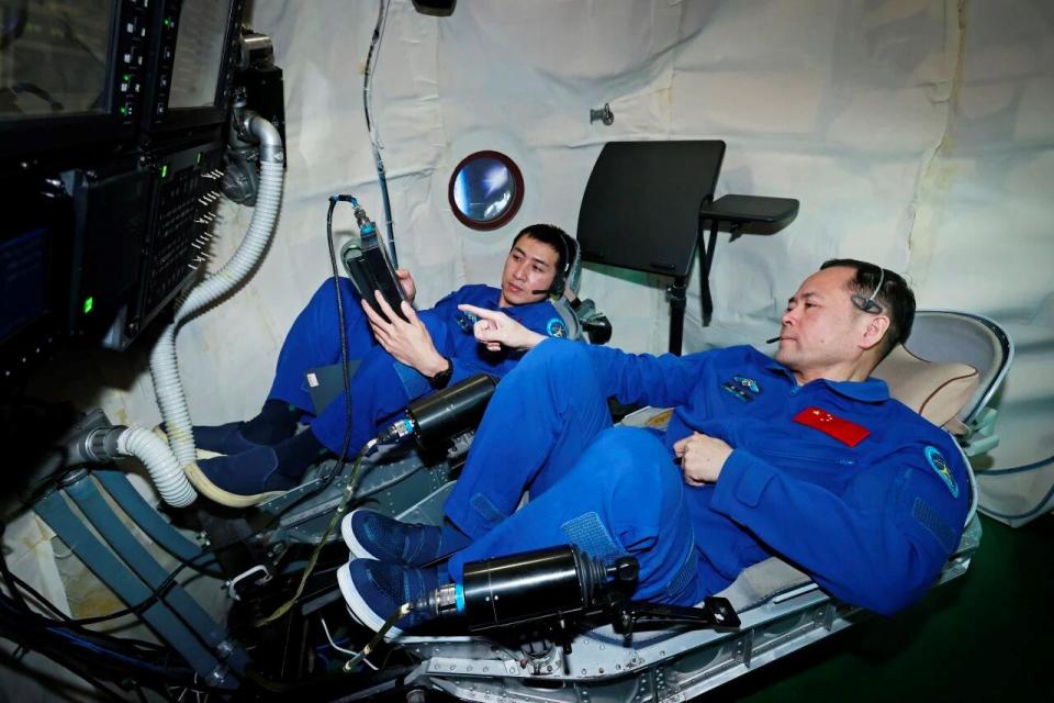 “神二十一”飞天在即 乘组地面训练精彩瞬间→