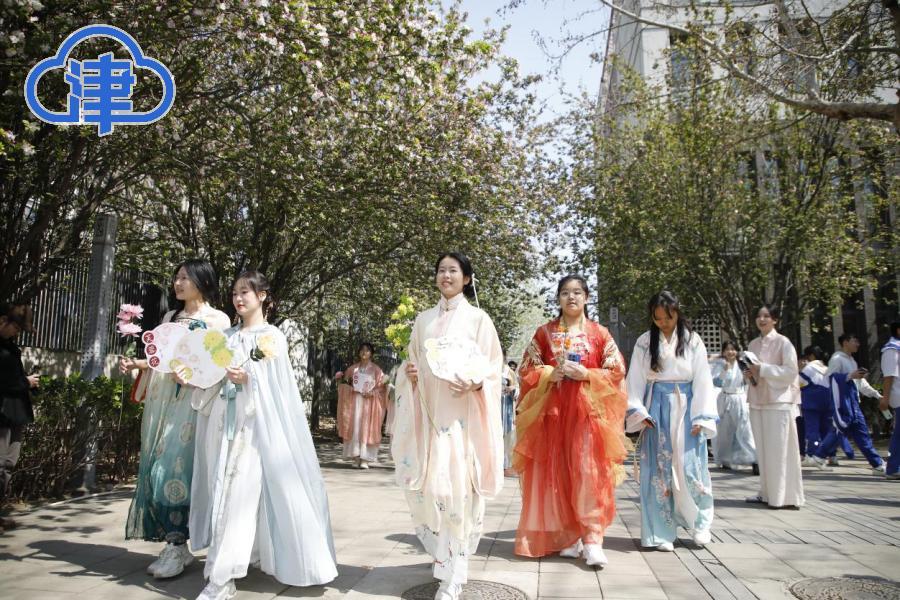 天津南开崇化中学2025年“海棠季”游园活动拉开帷幕