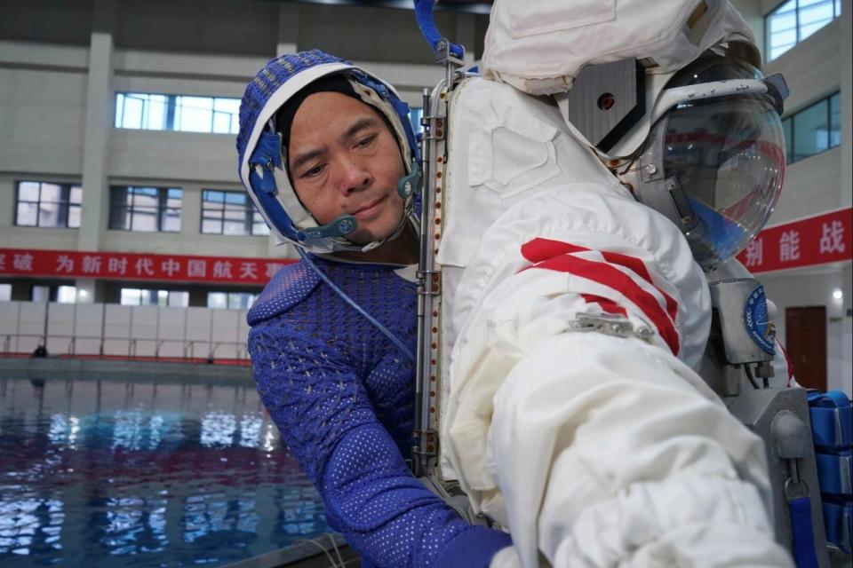 “神二十一”飞天在即 乘组地面训练精彩瞬间→