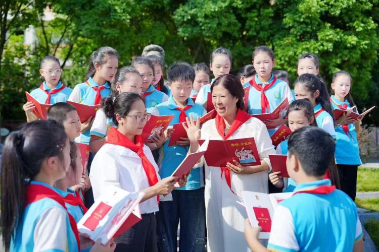 高举队旗跟党走 少年接力新长征:大邑县悦来镇学校举行少先队主题活动_fororder_2