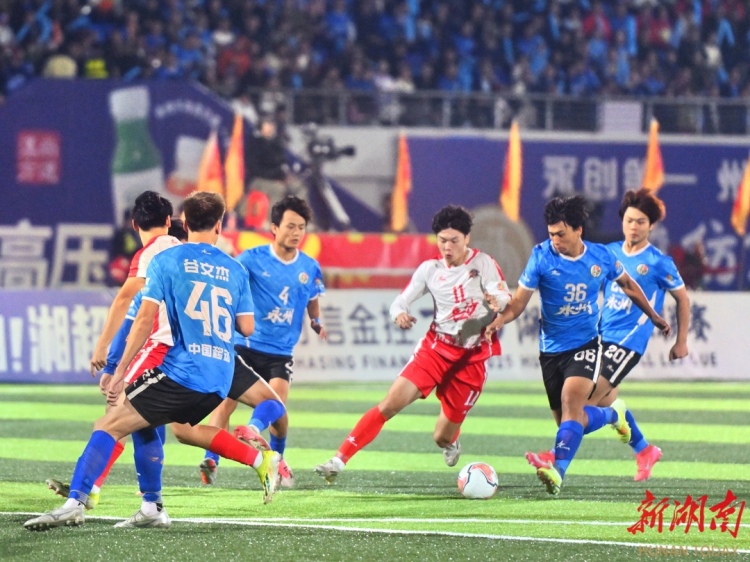 赛事经济成消费新引擎!湘超联赛撬动消费破200亿元_fororder_9b9c195ced17b65188df1178066bb3a696f735f91761753327399