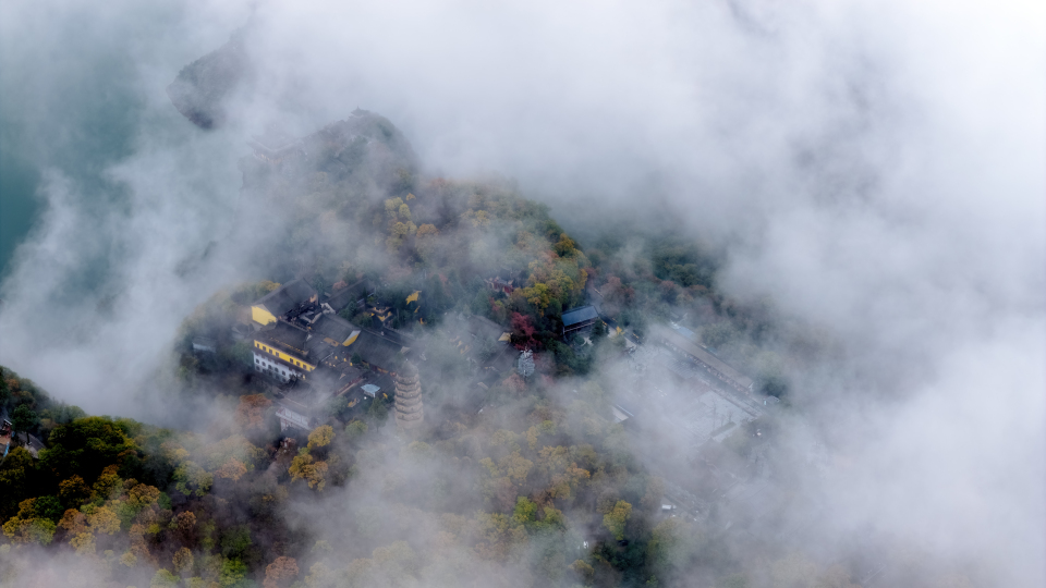 雾锁崆峒山 云海映古刹 陇东胜境崆峒山现 “仙山琼阁” 奇观_fororder_DJI_20251017104136_0701_DA
