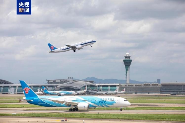 白云机场成国内首个五条商用跑道运行机场 大湾区世界级机场群加快建设