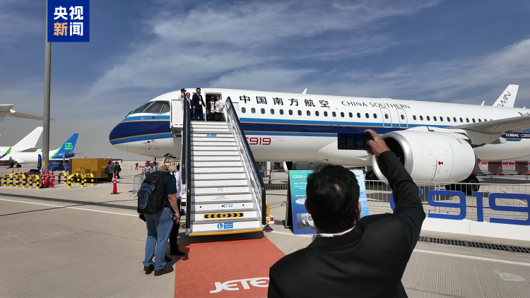 2025迪拜航展开幕 国产大飞机C919中东首秀