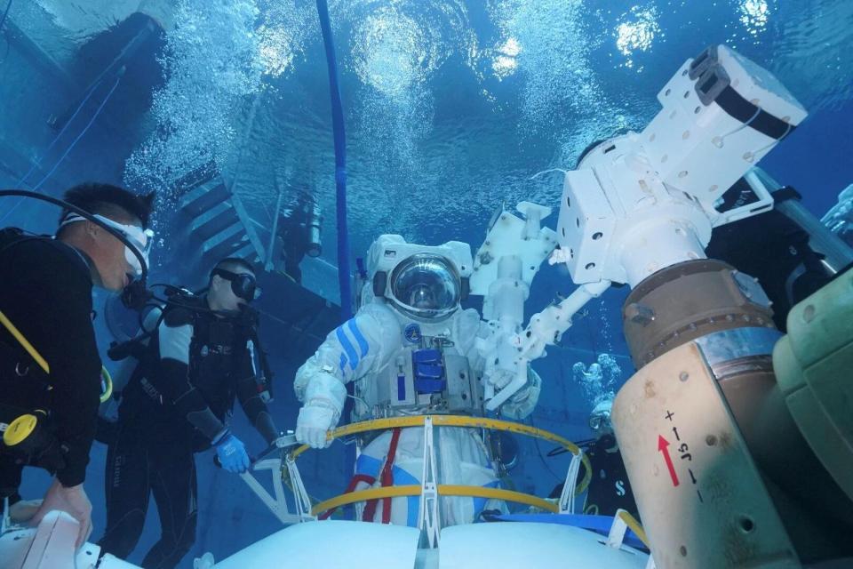 “神二十一”飞天在即 乘组地面训练精彩瞬间→