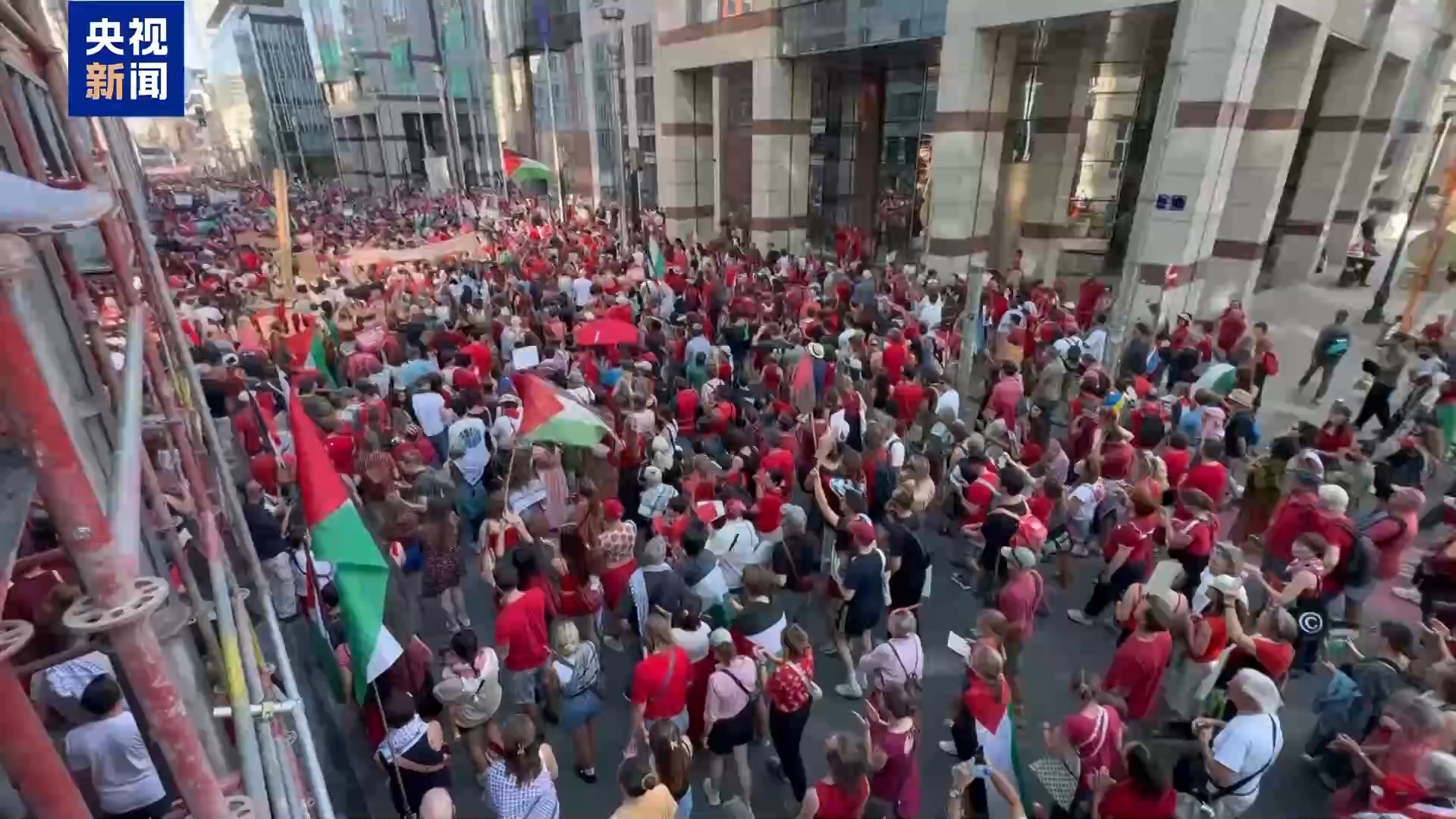 比利时布鲁塞尔数万人游行 抗议以色列在加沙军事行动