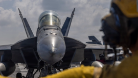 美军航母已抵中东 特朗普:打不打还没定_fororder_超级大黄蜂战斗机