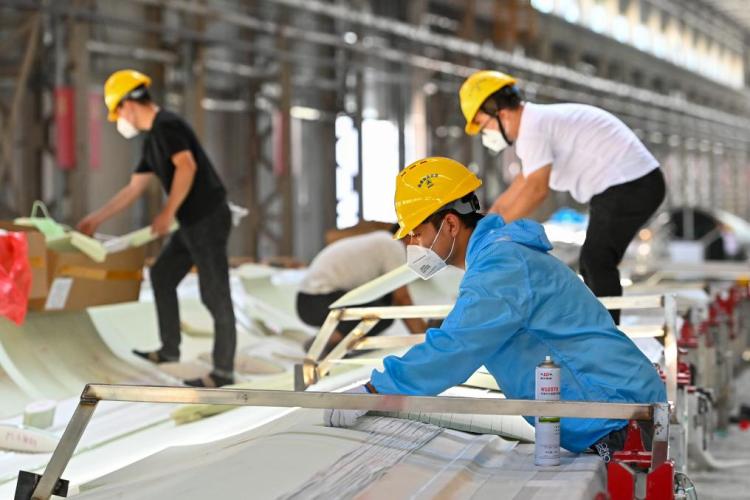 因地制宜发展新质生产力|装机规模超1.6亿千瓦!新疆新能源产业活力迸发