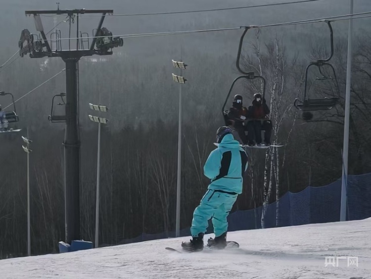 冰雪微笑曲线|“冰雪+”点亮消费新图景 “冷资源”持续撬动“热经济”