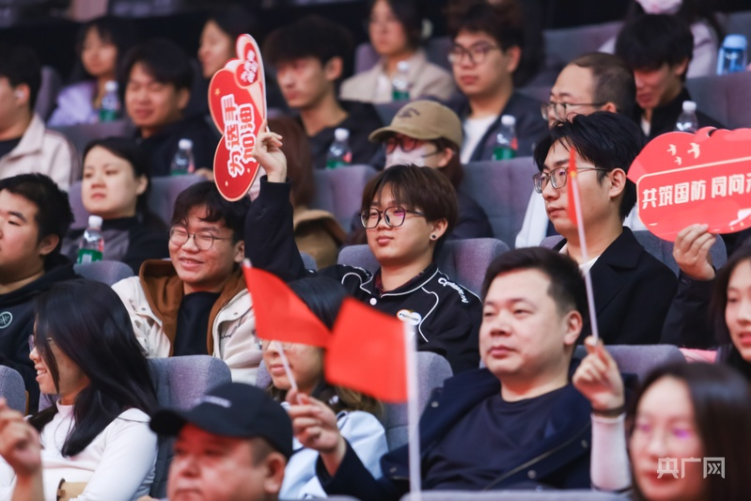 青春之声告白祖国 北疆儿女共话“爱我国防”_fororder_34b11fe6a7da06a47d5d54718aeb59f4