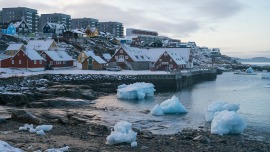 视频丨欧盟委员会主席:格陵兰岛归属只能由丹麦内部自行决定_fororder_当地时间2025年11月3日,在格陵兰努克,彩色房屋和住宅公寓楼俯瞰峡湾(1)