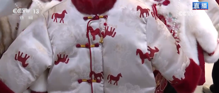 国潮点亮“年经济”服装消费热力足 “新中式”走俏马年主题配饰热销