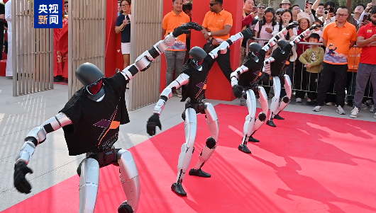 传统年俗与科技同框 总台马年春晚宣传片点亮迪拜“欢乐春节”巡游