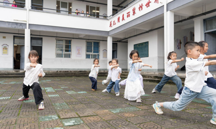 阿琳娜:皖南田园筑武侠童年