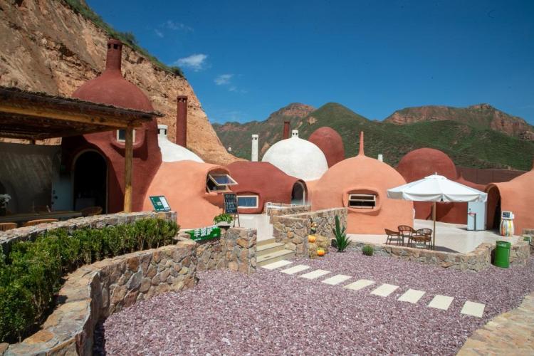 中国经济样本观察·“镇”了不起丨种粮不灵、“种草”很行!这个小镇“水墨丹霞”出圈了