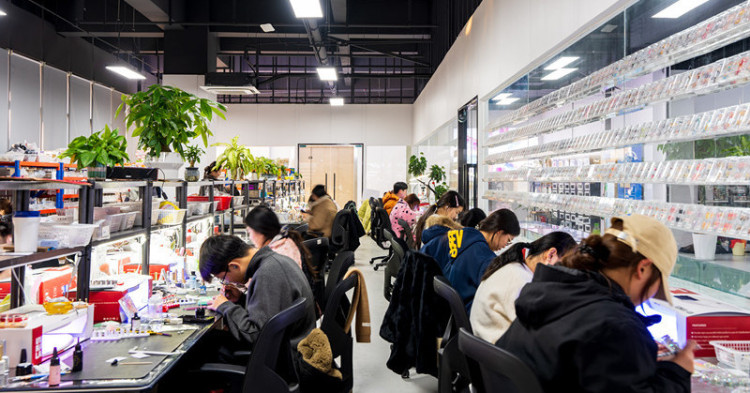 新春走基层丨方寸甲片闯世界 手工穿戴甲“出海”记