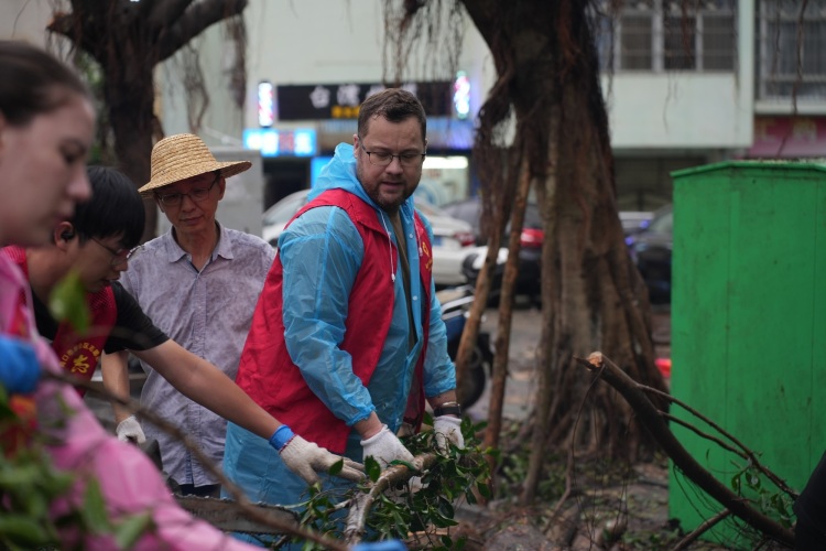 资讯有故事丨英国青年在海南感受开放的中国