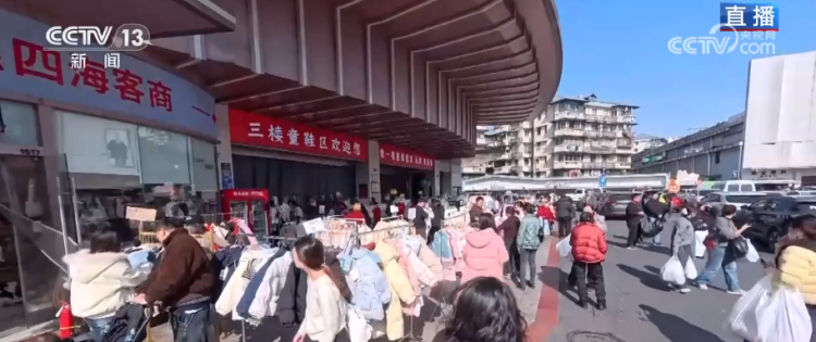 国潮点亮“年经济”服装消费热力足 “新中式”走俏马年主题配饰热销