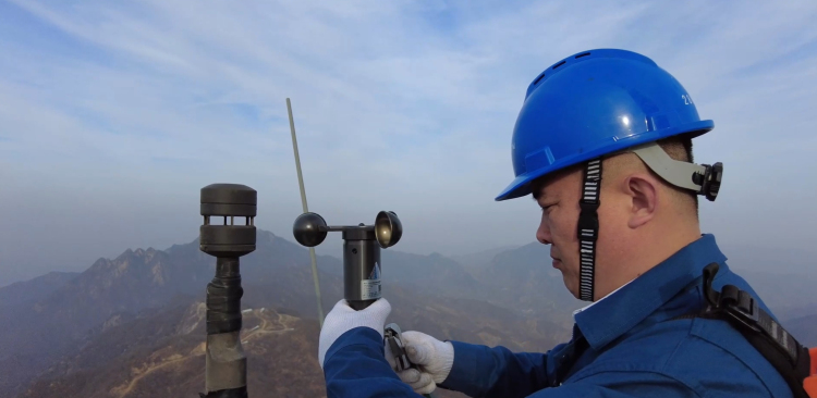 百米高空的守岁人丨新春走基层