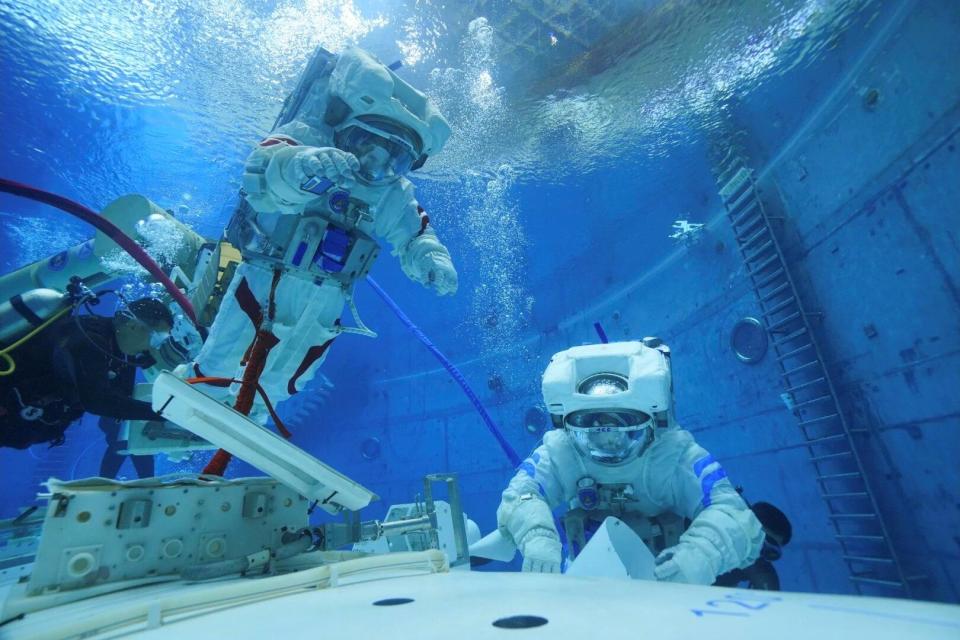 “神二十一”飞天在即 乘组地面训练精彩瞬间→