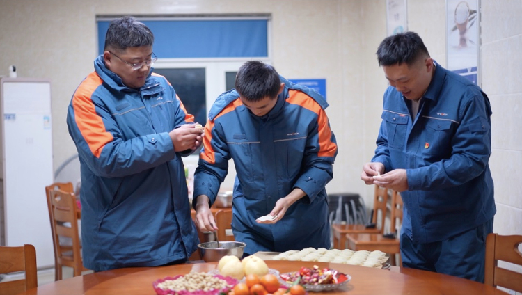 百米高空的守岁人丨新春走基层