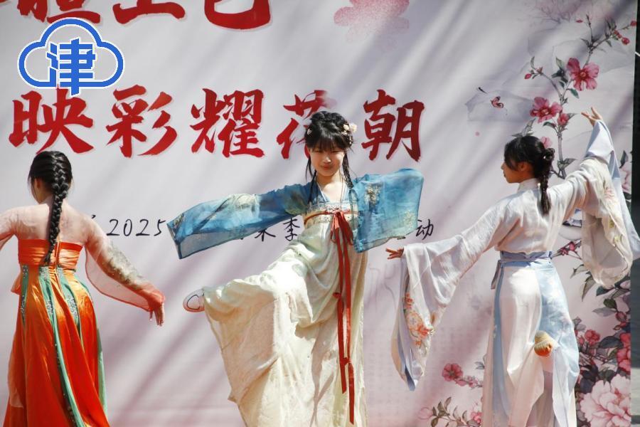 天津南开崇化中学2025年“海棠季”游园活动拉开帷幕