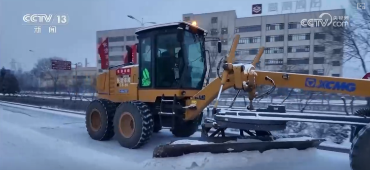 多地新年迎降雪 各部门协同除冰铲雪保畅通护航百姓游玩安全