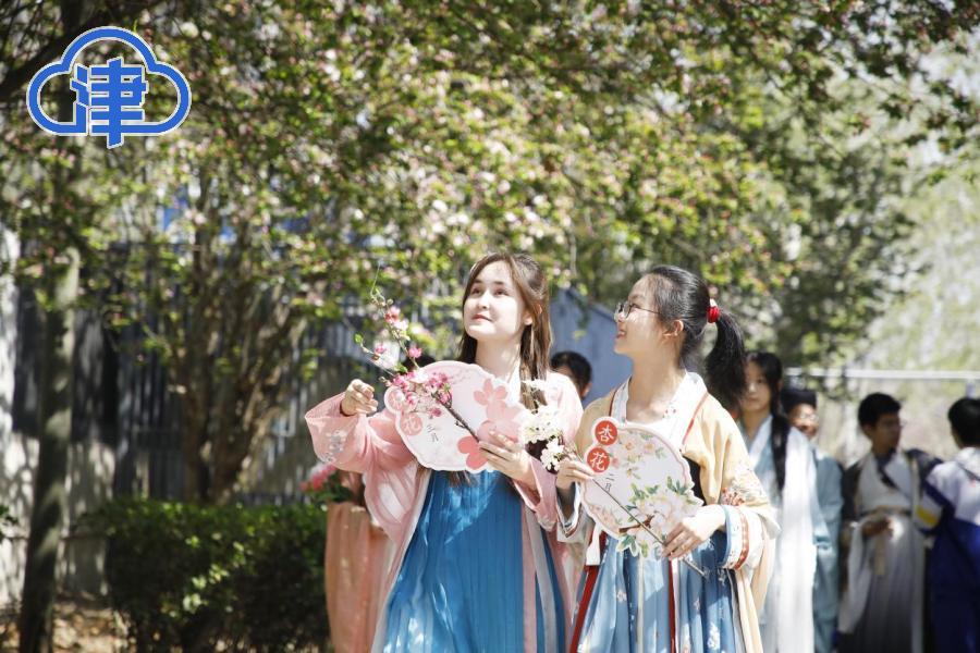 天津南开崇化中学2025年“海棠季”游园活动拉开帷幕