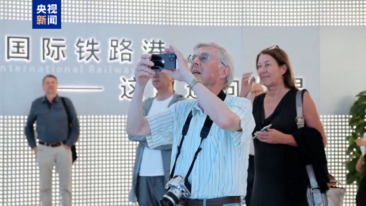 德国记者团走进巴蜀大地 感受中国发展与文明魅力