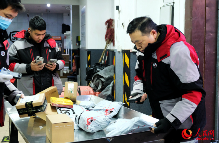 新春走基层 | 快递小哥成劳模大哥