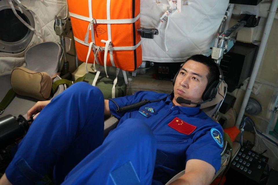 “神二十一”飞天在即 乘组地面训练精彩瞬间→